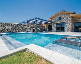 Kaş Kınık'ta Sakin Konumda, Özel Havuzlu, Muhafazakar Taş Villa - 1