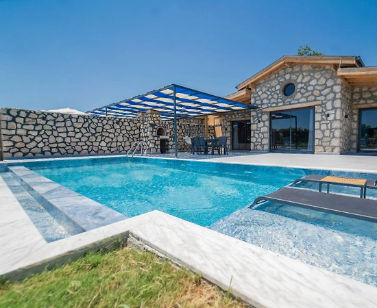 Kaş Kınık'ta Sakin Konumda, Özel Havuzlu, Muhafazakar Taş Villa - 1