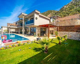 Kaş Kördere'de Geniş Ailelere Uygun, Özel Havuzlu, Olanaklı Villa - 1