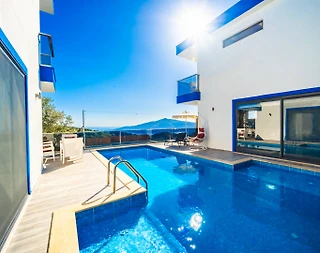 Kaş Kördere'de Sakin Konumda, Özel Havuzlu, Olanaklı Villa - 1