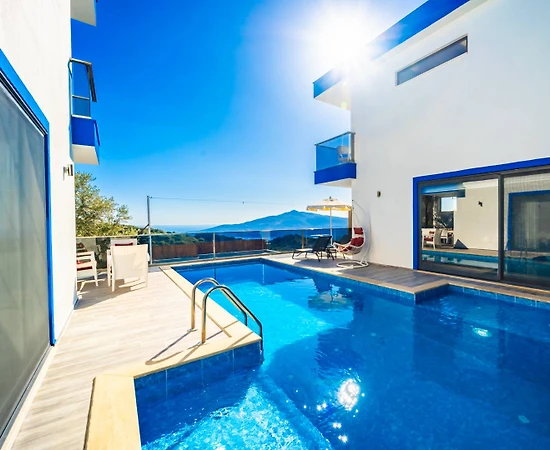 Kaş Kördere'de Sakin Konumda, Özel Havuzlu, Olanaklı Villa - 1
