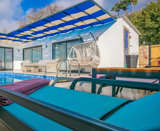 Kaş Sarıbelen'de Çekirdek Ailelere Uygun, Özel Havuzlu, Ferah Villa - 1