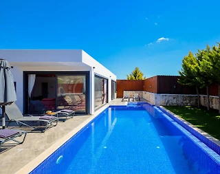 Kaş Sarıbelen'de Doğa İle İç İçe, Özel Havuzlu, Konforlu Villa - 4