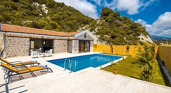Kaş Sarıbelen'de Doğa İle İçiçe, Özel Havuzlu, Taş Villa