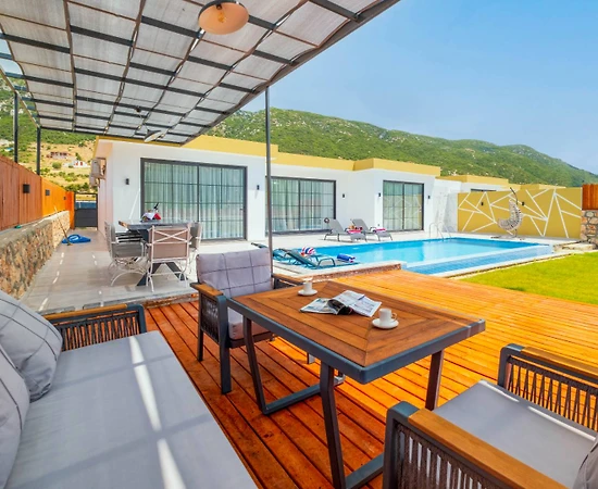 Kaş Sarıbelen'de Geniş Bahçe İçerisinde, Özel Havuzlu, Lüks Villa - 1