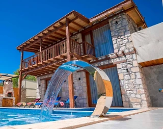 Kaş Sarıbelen'de Geniş Bahçeli, Özel Havuzlu ve Jakuzili, Lüks Villa - 1