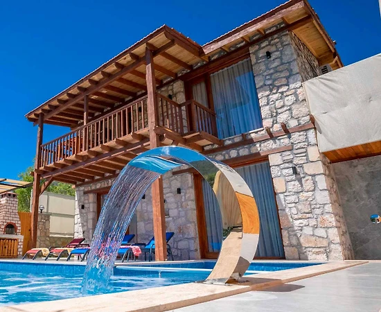 Kaş Sarıbelen'de Geniş Bahçeli, Özel Havuzlu ve Jakuzili, Lüks Villa - 1