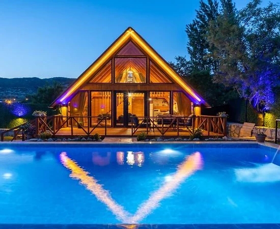 Kaş Sarıbelen'de Geniş Bahçeli, Özel Havuzlu, 2+1 Kiralık Bungalov - 1