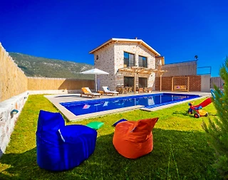 Kaş Sarıbelen'de Geniş Bahçeli, Özel Havuzlu, Çocuk Oyun Alanlı Villa - 1