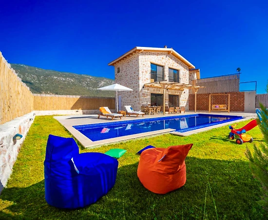 Kaş Sarıbelen'de Geniş Bahçeli, Özel Havuzlu, Çocuk Oyun Alanlı Villa - 1