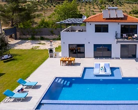 Kaş Hacıoğlan'da Geniş Bahçeli, Özel Havuzlu, Jakuzili Villa - 2