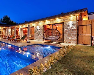 Kaş Sarıbelen'de Geniş Bahçeli, Özel Havuzlu, Modern Villa - 1