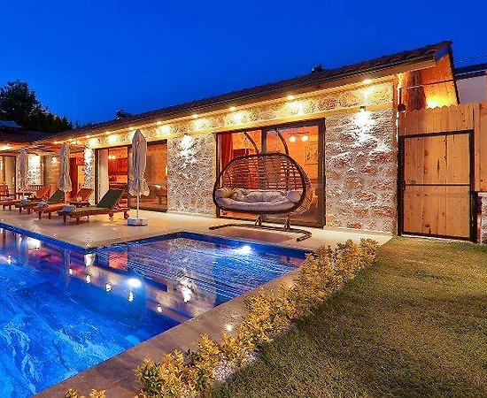 Kaş Sarıbelen'de Geniş Bahçeli, Özel Havuzlu, Modern Villa - 1