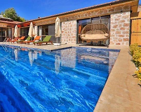 Kaş Sarıbelen'de Geniş Bahçeli, Özel Havuzlu, Modern Villa - 2