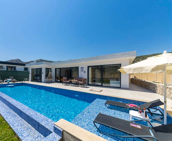 Kaş Sarıbelen'de Geniş Bahçeli, Özel Havuzlu, Modern Villa - 1