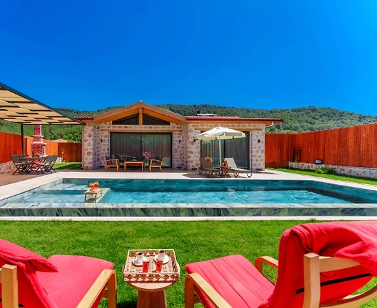 Kaş Sarıbelen'de Geniş Bahçeli, Özel Havuzlu, Otantik Balayı Villası - 1