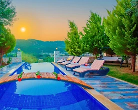 Kaş Sarıbelen'de Sakin Konumda, Isıtmalı Havuzlu, Balayı Villası - 2