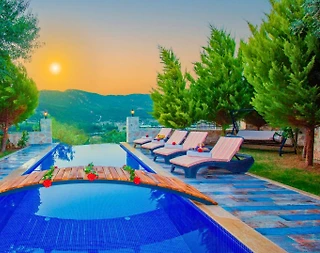 Kaş Sarıbelen'de Sakin Konumda, Isıtmalı Havuzlu, Balayı Villası - 2