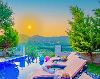 Kaş Sarıbelen'de Sakin Konumda, Isıtmalı Havuzlu, Balayı Villası - 4