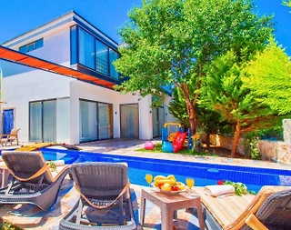 Kaş Sarıbelen'de Sakin Konumda, Isıtmalı Havuzlu, Balayı Villası - 1