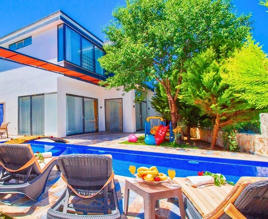 Kaş Sarıbelen'de Sakin Konumda, Isıtmalı Havuzlu, Balayı Villası - 1