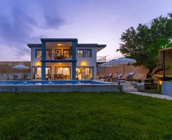 Kaş Sarıbelen'de Modern Tasarımlı, Özel Havuzlu, Bahçeli Villa - 1