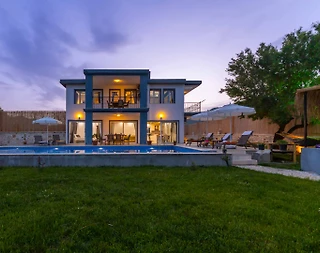 Kaş Sarıbelen'de Modern Tasarımlı, Özel Havuzlu, Bahçeli Villa - 1