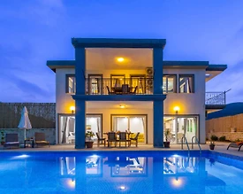 Kaş Sarıbelen'de Modern Tasarımlı, Özel Havuzlu, Bahçeli Villa - 2