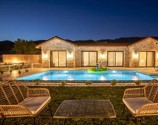 Kaş Sarıbelen'de Otantik Tasarımlı, Özel Havuzlu, Olanaklı Villa - 1