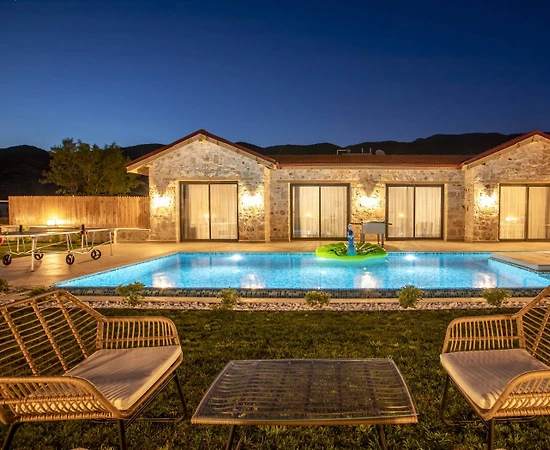 Kaş Sarıbelen'de Otantik Tasarımlı, Özel Havuzlu, Olanaklı Villa - 1