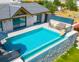Kaş Sarıbelen'de Yemyeşil Bahçeli, Özel Havuzlu, Otantik Taş Ev - 1