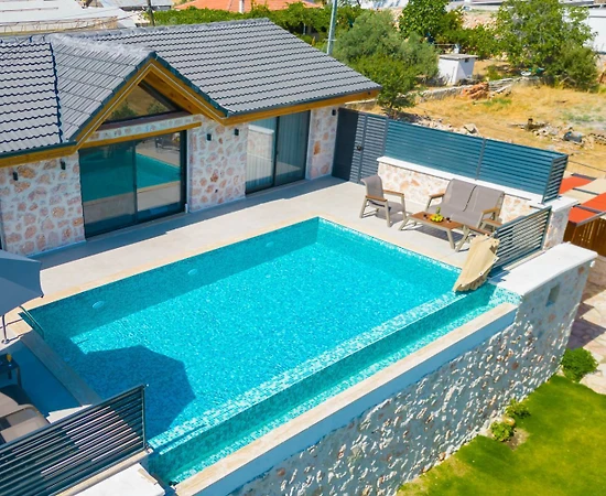 Kaş Sarıbelen'de Yemyeşil Bahçeli, Özel Havuzlu, Otantik Taş Ev - 1