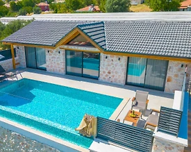 Kaş Sarıbelen'de Yemyeşil Bahçeli, Özel Havuzlu, Otantik Taş Ev - 3