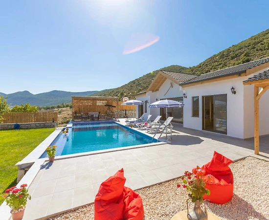 Kaş Sarıbelen'de Merkezi Konumda, Özel Havuzlu, Jakuzili Villa - 1