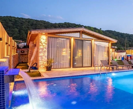 Kaş Sarıbelen'de Sakin Konumda, 5 Kişilik Özel Havuzlu Villa - 1
