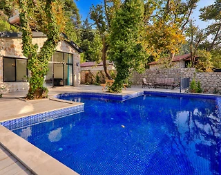 Kaş Sarıbelen'de Sakin Konumda, Özel Havuzlu, Bahçeli Villa - 1