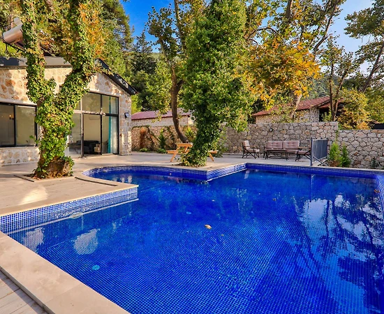 Kaş Sarıbelen'de Sakin Konumda, Özel Havuzlu, Bahçeli Villa - 1