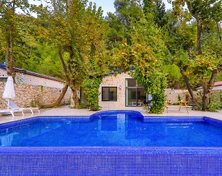 Kaş Sarıbelen'de Sakin Konumda, Özel Havuzlu, Bahçeli Villa - 3