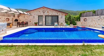 Kaş Sarıbelen'de Sakin Konumda, Özel Havuzlu, Çocuk Oyun Alanlı Villa