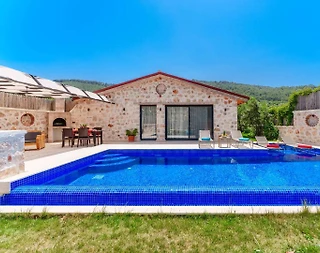 Kaş Sarıbelen'de Sakin Konumda, Özel Havuzlu, Çocuk Oyun Alanlı Villa - 1
