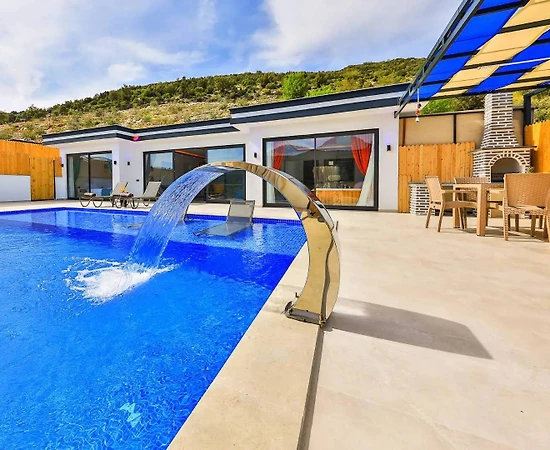 Kaş Sarıbelen'de Sakin Konumda, Özel Havuzlu, Konforlu Tatil Villası - 1