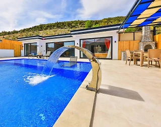 Kaş Sarıbelen'de Sakin Konumda, Özel Havuzlu, Konforlu Tatil Villası - 1
