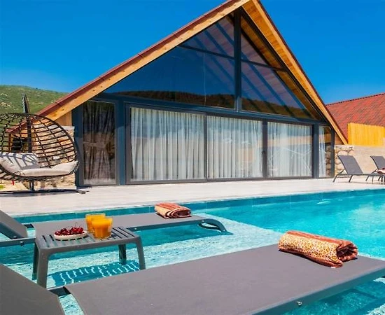 Kaş Sarıbelen'de Sakin Konumda, Özel Havuzlu, Modern Bungalov - 1