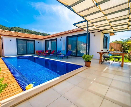 Kaş Sarıbelen'de Sesiz Konumda, Jakuzili, Modern Tasarımlı Villa - 1