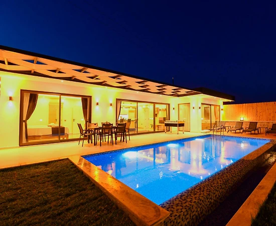 Kaş Sarıbelen'de Sesiz Konumda, Jakuzili, Modern Tasarımlı Villa - 1