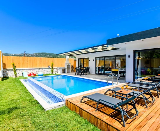 Kaş Sarıbelen'de Sessiz Konumda, Jakuzili, Modern Tasarımlı Villa - 1
