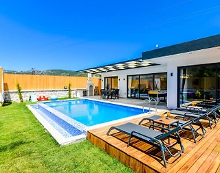 Kaş Sarıbelen'de Sessiz Konumda, Jakuzili, Modern Tasarımlı Villa - 1
