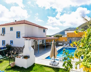 Kaş Sarıbelen'de Yemyeşil Bahçeli, Özel Havuzlu, Langırtlı, Kiralık Villa - 1