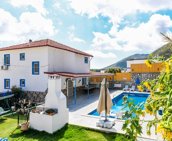 Kaş Sarıbelen'de Yemyeşil Bahçeli, Özel Havuzlu, Langırtlı, Kiralık Villa - 1