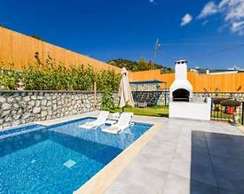 Kaş Sarıbelen'de Yemyeşil Bahçeli, Özel Havuzlu, Langırtlı, Kiralık Villa - 2